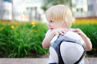 Etkin açık havada küçük çocuklar için oyun