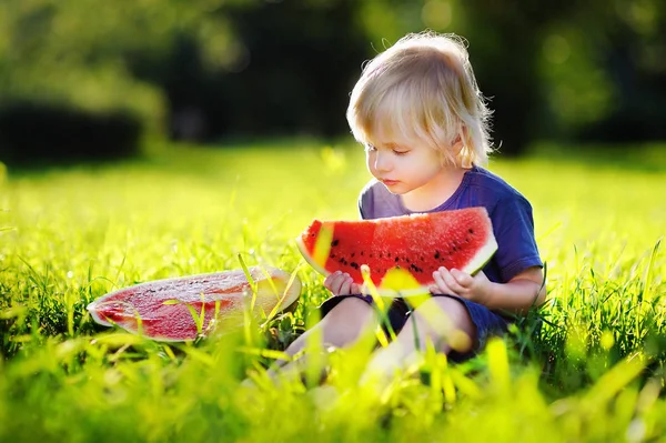 Küçük çocuk açık havada taze karpuz yeme — Stok fotoğraf