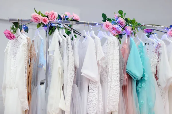 Hermosos vestidos de novia o vestidos de dama de honor en un maniquí. Compras de boda —  Fotos de Stock