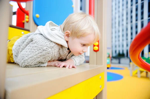 Söt liten knatte pojke att ha kul på lekplatsen — Stockfoto