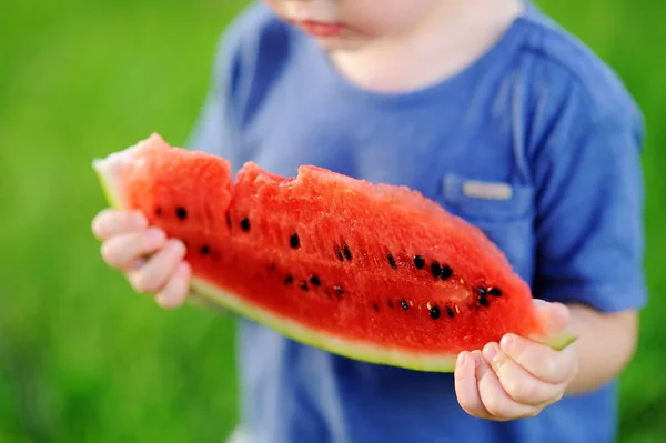 Anak laki-laki Kaukasia lucu dengan makan semangka segar — Stok Foto