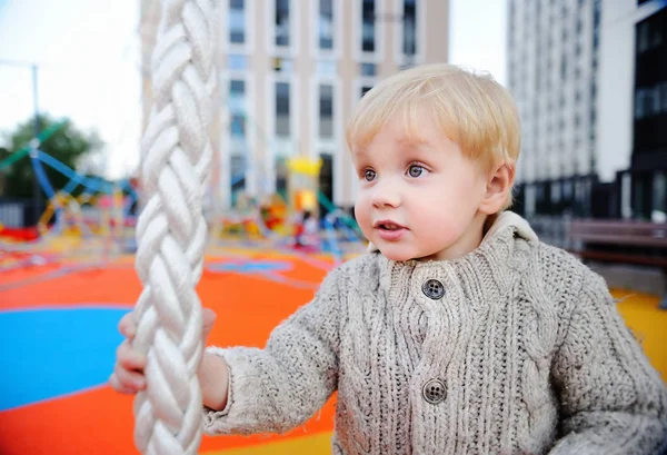 Carino bambino ragazzo avendo divertente su parco giochi — Foto Stock