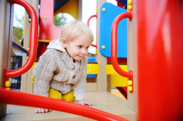 Carino bambino ragazzo avendo divertente su parco giochi — Foto Stock