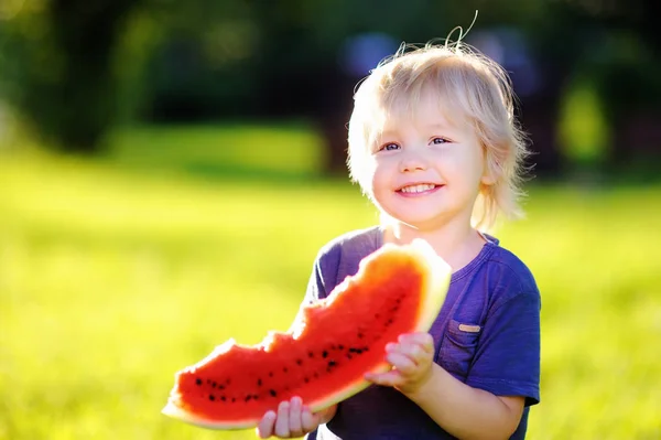 Küçük çocuk açık havada taze karpuz yeme — Stok fotoğraf