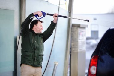 Adam bir carwash üzerinde bir araba yıkama