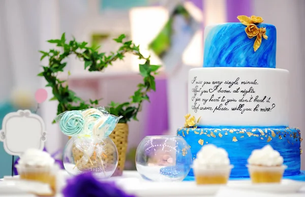 Table sucrée avec gâteau bleu sur la fête de mariage — Photo