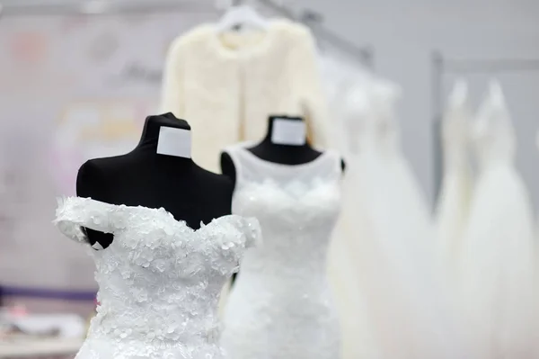 Hermosos vestidos de novia o vestidos de dama de honor en un maniquí — Foto de Stock
