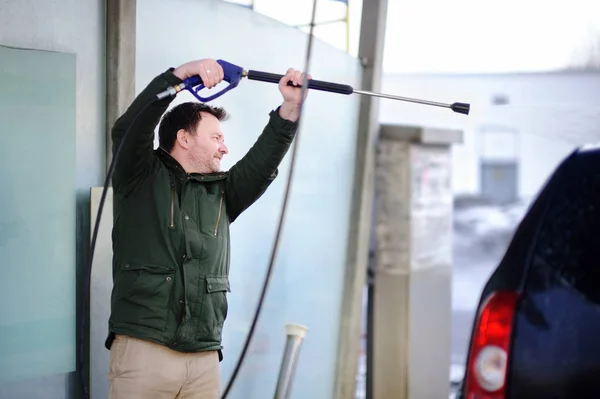 Człowiek, mycia samochodu na myjni samochodowej — Zdjęcie stockowe
