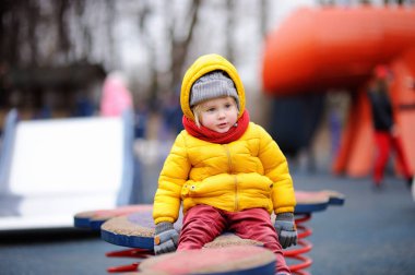 Açık sahada eğleniyor mutlu küçük çocuk