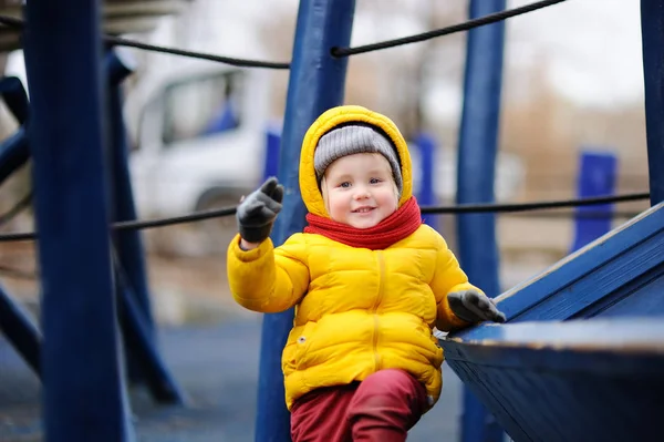 Feliz niño divirtiéndose en el patio al aire libre — Foto de Stock