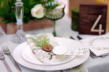 Düğün için doğal çiçeklerle ayarla tablo