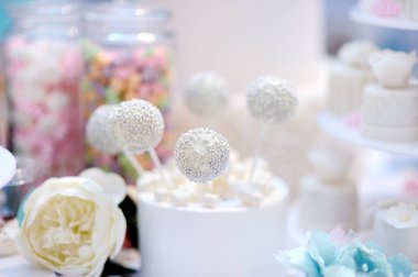 Güzel düğün vanilyalı kek çıkar