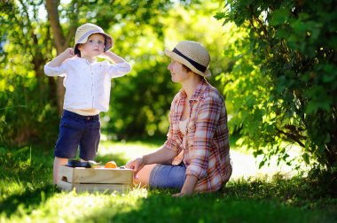Güzel bir kadın ve küçük torunu hasat zevk