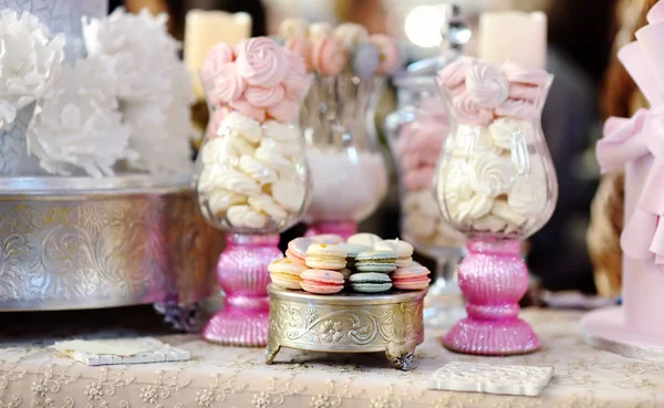 Geleneksel düğün tatlı tablo macaroons ve çok katlı pasta — Stok fotoğraf