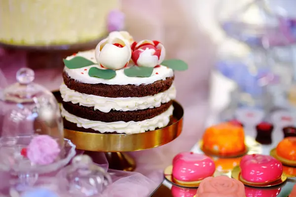 Παραδοσιακά επέτειο/γάμου πολλαπλών στρώσεων τούρτα στο τραπέζι γλυκό — Φωτογραφία Αρχείου