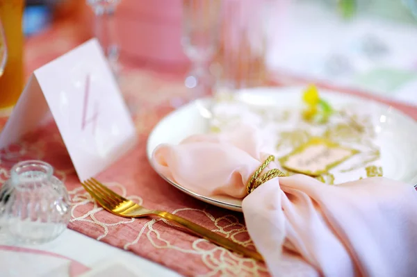 शादी रिसेप्शन के लिए गुलाबी टेबल सेट — स्टॉक फ़ोटो, इमेज