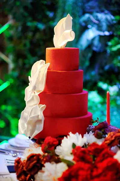 Aniversário tradicional / bolo multi-camada de casamento na mesa doce — Fotografia de Stock