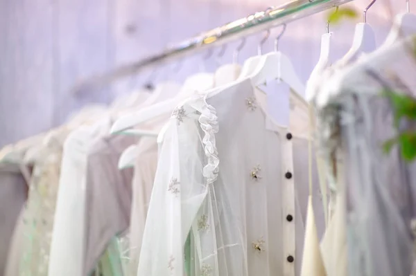 Vakre brudekjoler eller brudepike kjoler på en utstillingsdukke – stockfoto