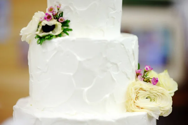 Traditionella årsdagen/multi-layer bröllopstårta med blommor Stockbild