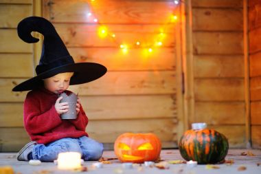 Sevimli küçük Sihirbazı mum üzerinde seyir