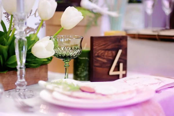 Ensemble de table avec fleurs naturelles pour réception de mariage — Photo