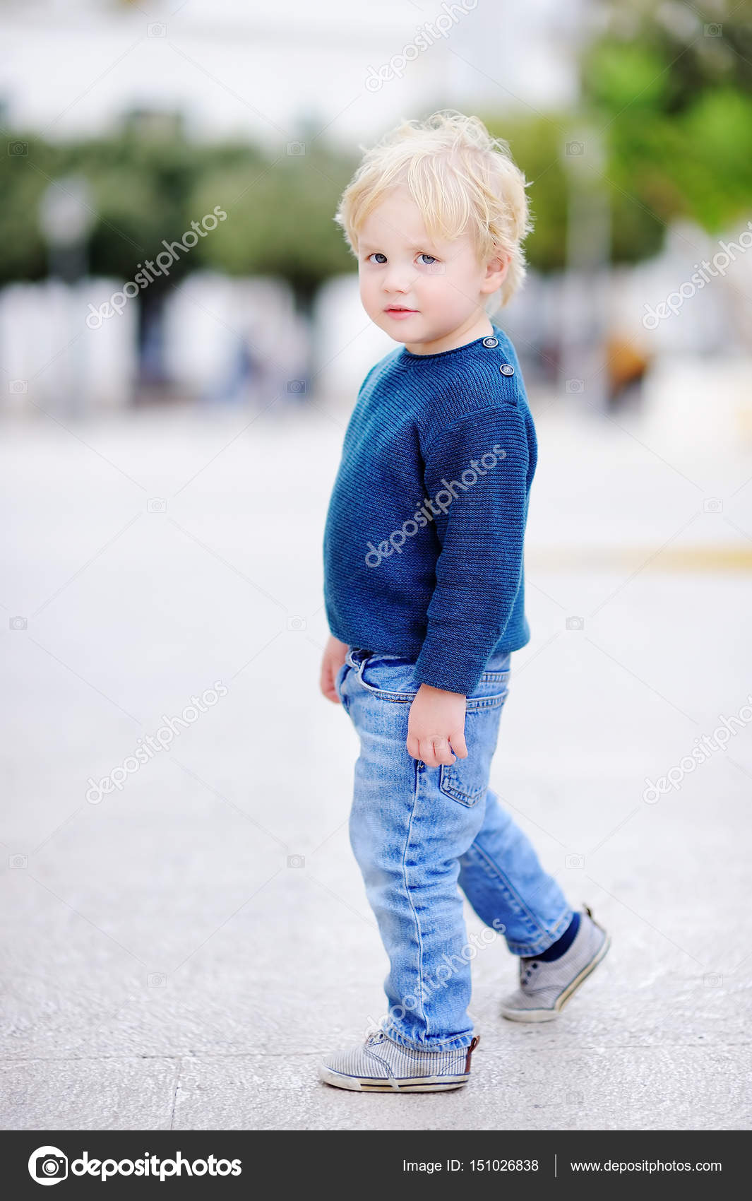 Lindo niño caminando en otoño nublado o día de primavera — Foto de stock  #151026838 © mary_smn, image size:1065x1700