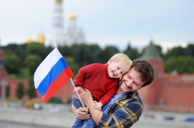 Moskova Kremlin ile mutlu aile arka plan üzerinde