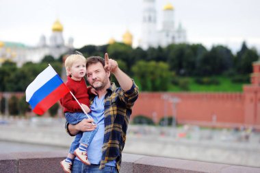 Moskova Kremlin ile mutlu aile arka plan üzerinde
