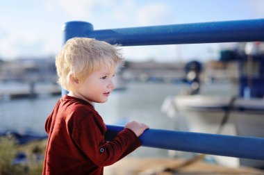 Sevimli küçük çocuk küçük İtalyan şehirde yürüyüş