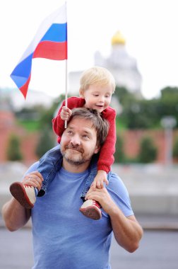 Moskova Kremlin ile mutlu aile arka plan üzerinde