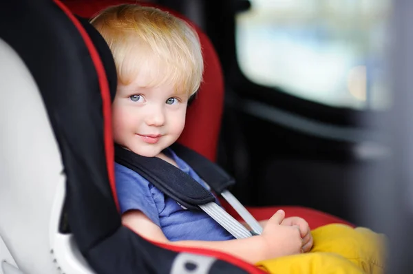 Πορτρέτο του όμορφη μικρό παιδί αγόρι κάθεται στο κάθισμα αυτοκινήτου — Φωτογραφία Αρχείου