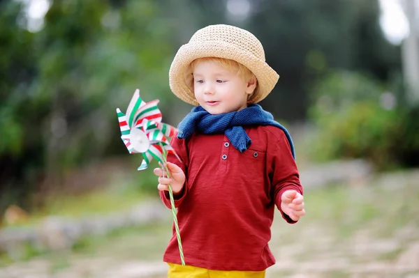 Mignon petit enfant tenant jouet moulin à vent avec drapeau italien — Photo