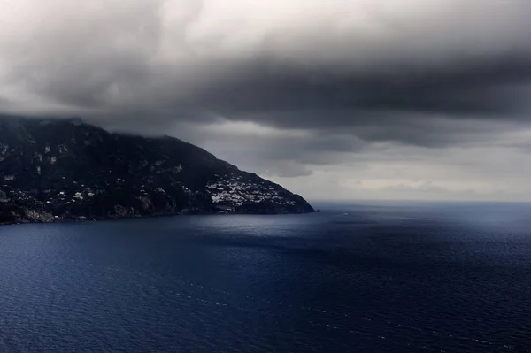 Malerischer Blick auf die berühmte Amalfiküste, Italien — Stockfoto