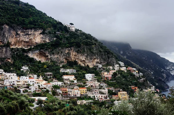 Vacker utsikt över den berömda Amalfikusten, Italien — Stockfoto