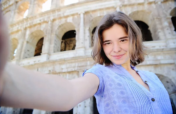 Young traveler making selfie photo standing the Colosseum in Rome — Stock Photo, Image