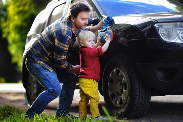 Middle age father with his toddler son washing car together outdoors — Stock Photo, Image