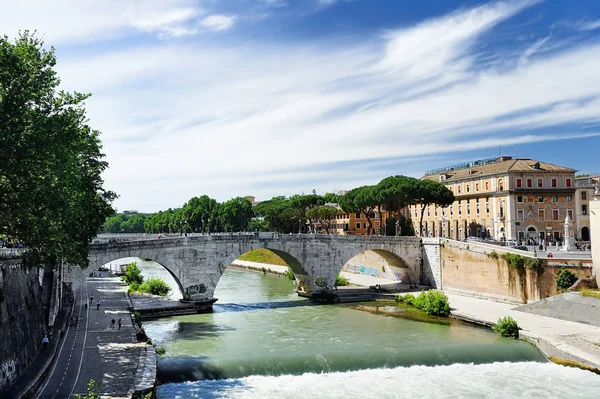 Vista da Ilha Tibre através do Rio Tibre com a antiga ponte de pedra romana Pons Cestius em Roma, Itália — Fotografia de Stock