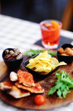 Kadeh kokteyl (köpüklü şarap Aperol ile) ve meze tabağı