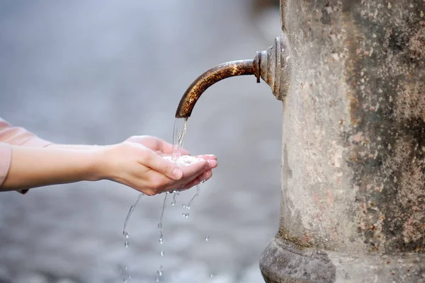 Vrouw wassen van de handen in een stad fontein in Rome, Italië — Stockfoto