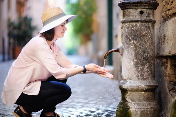 Roma, İtalya, Çeşme temiz su içme genç kadın — Stok fotoğraf