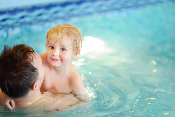 Felice sorridente bambino con suo padre in piscina — Foto Stock
