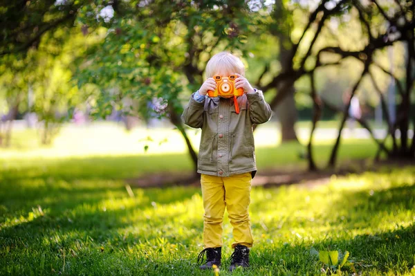 Kleine jongen nemen foto met behulp van fototoestel in zomer park — Stockfoto