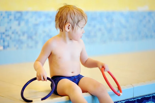 Felice ragazzino facendo esercizio in piscina — Foto Stock
