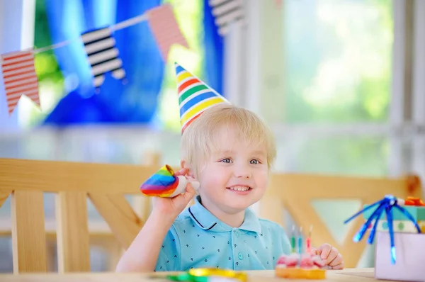 Schattige kleine jongen vieren verjaardagspartij met kleurrijke decoratie en Limburgse vlaai — Stockfoto