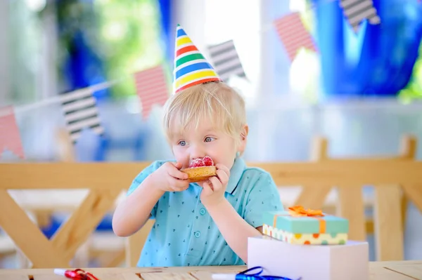 Schattige kleine jongen vieren verjaardagspartij met kleurrijke decoratie en Limburgse vlaai — Stockfoto