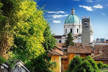 Duomo kubbe Brescia kasabada güzel gün batımı görünümü