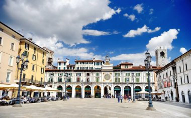 Brescia, İtalya - 15 Mayıs 2017: Piazza della Loggia kare Panoraması