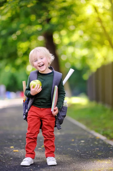 그의 배낭와 애플 귀여운 작은 모범생. 학교 개념으로 돌아가기. — 스톡 사진