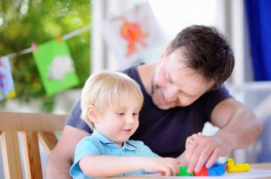 Renkli modelleme kil ile oynarken babası ile küçük çocuk