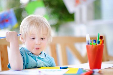 Çizim ve boyama ile renkli işaretleyicileri kalemler anaokulu, şirin küçük çocuk